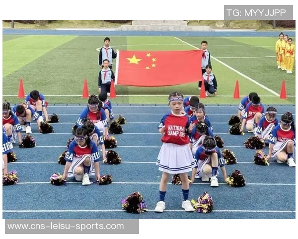 小孩子在阳光下尽情踢足球展现活力与快乐的童年时光